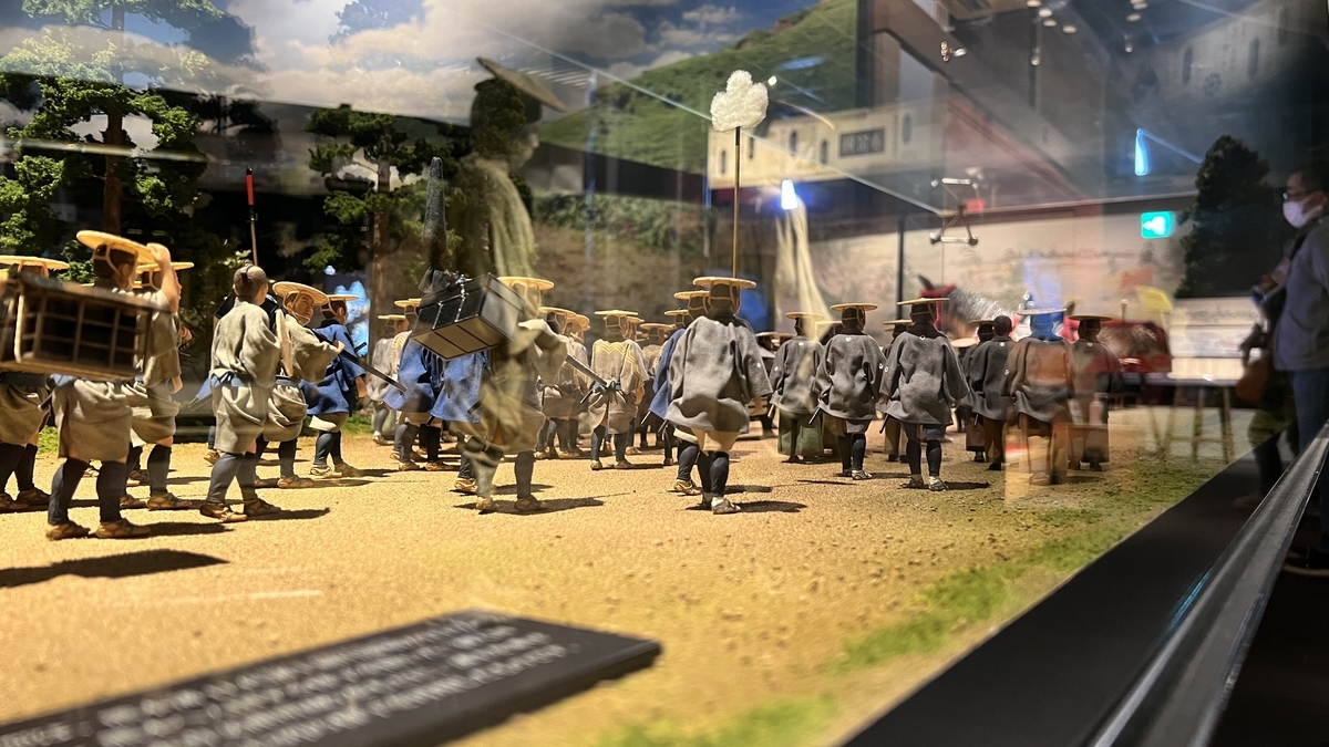 어입국어행렬 모형의 행렬이 길을 가는 모습과 배경의 산줄기