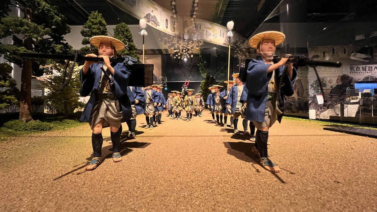 창을 든 선도 역할 인형이 걷는 어입국어행렬 모형 정면