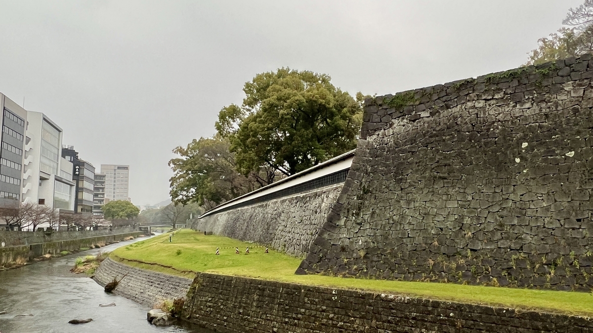 쓰보이강을 따라 이어지는 구마모토성의 나가베이 장벽과 높은 석축