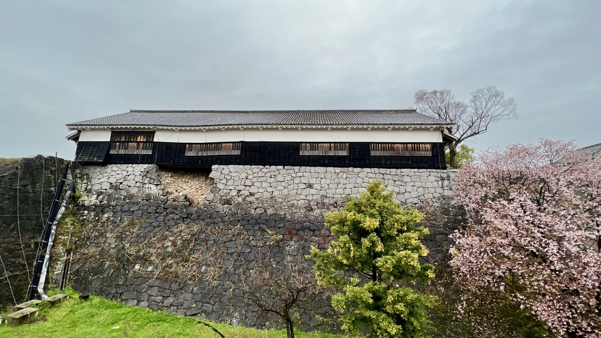 남쪽 루트에서 바라본 스키야마루 5층 망루 터의 석축과 망루 건물