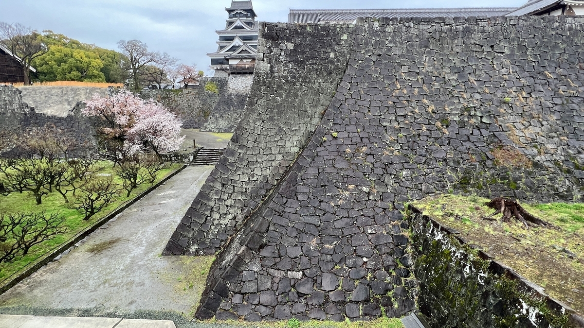 오래된 석축과 새로운 석축이 겹치는 니요의 석축의 단차와 경사면