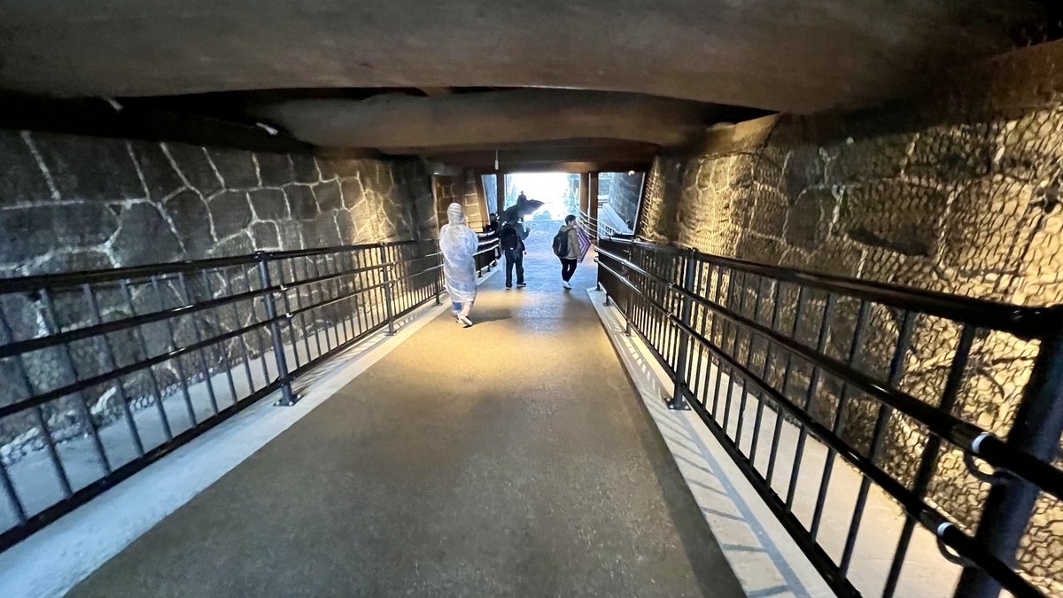 석축에 둘러싸인 구마모토성 지하 통로 내부와 손잡이가 있는 통로