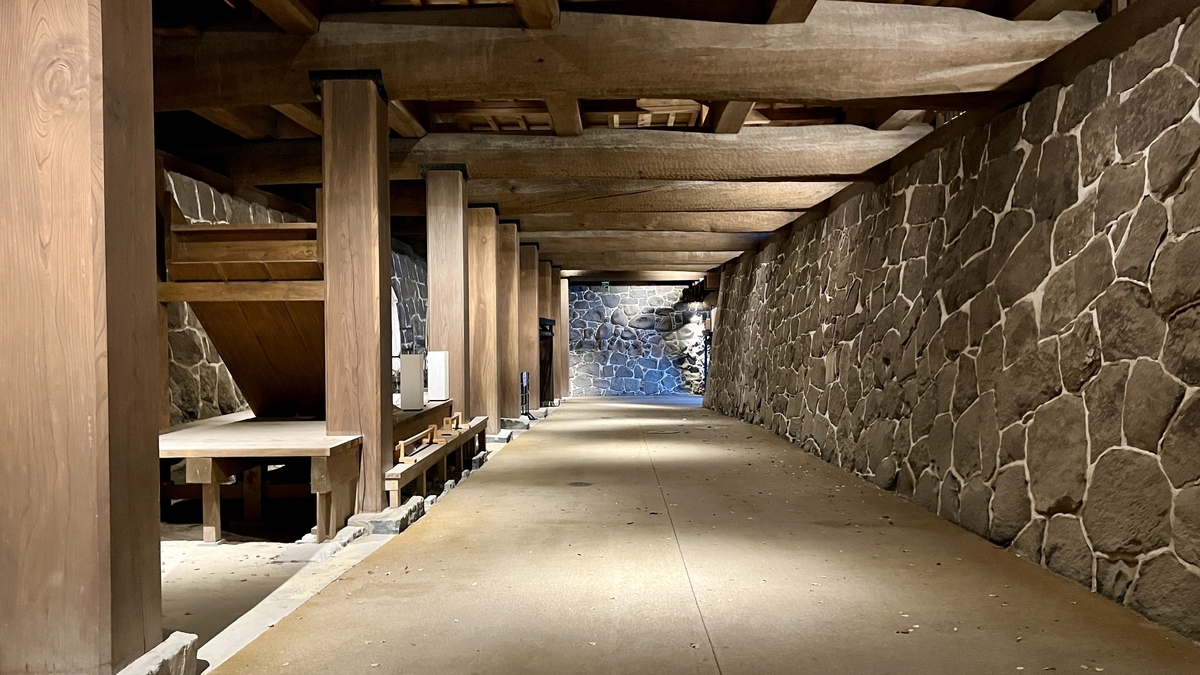 나무 들보와 석축이 이어지는 구마모토성 지하 통로 내부 구조