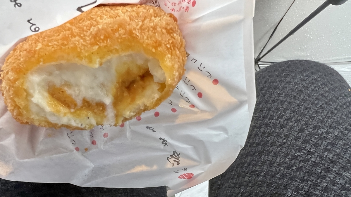 성게 크림 단면이 보이는 한 입 먹은 우니 크로켓