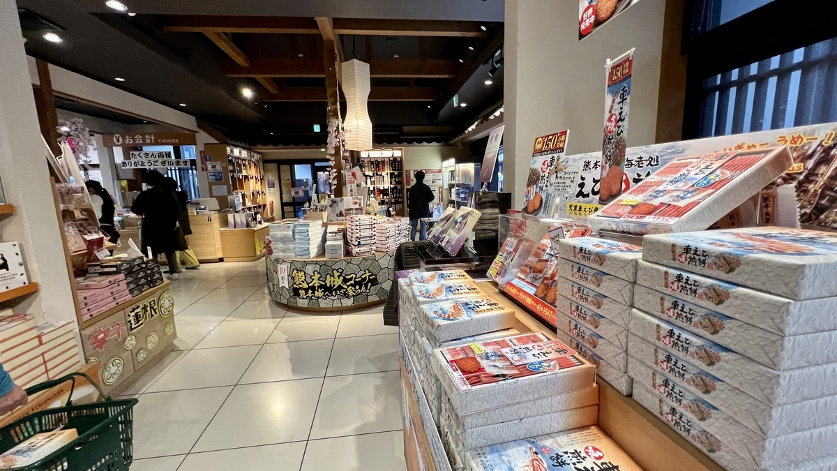 성채원 매점 내 기념품 진열대와 계산대