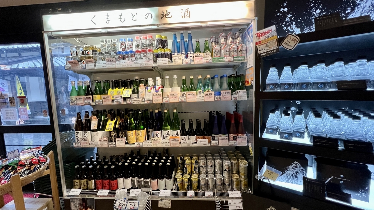 구마모토 지역 술이 진열된 냉장 쇼케이스와 소주병 진열대