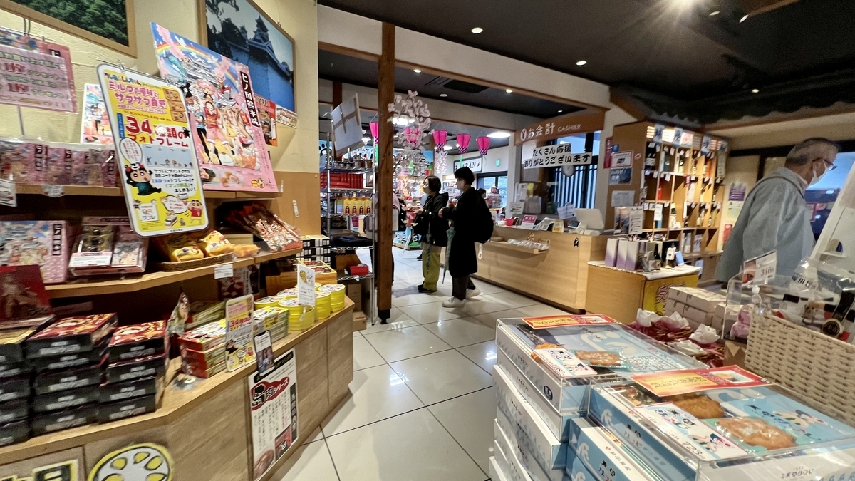 성채원 매점의 과자 기념품과 캐릭터 상품이 진열된 통로