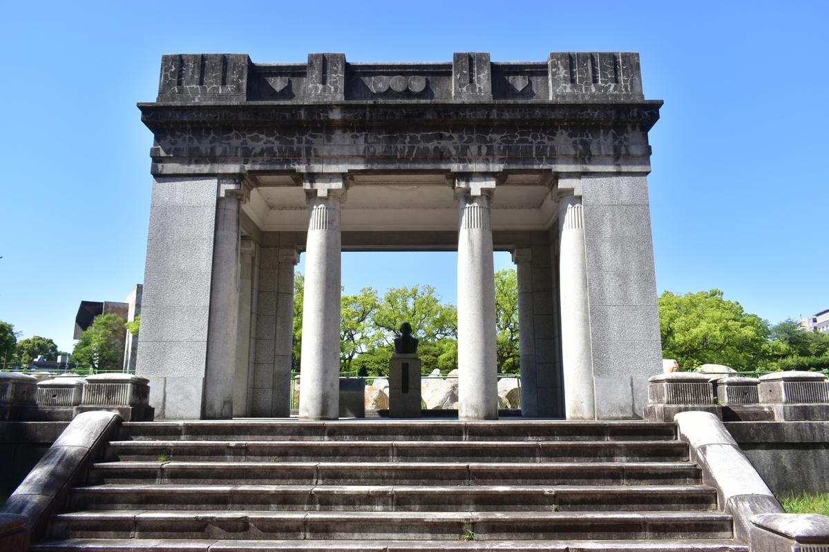 다카하시 공원의 석조 기념문과 중앙 석계단, 네 개의 기둥 너머로 보이는 동상의 정면 경관