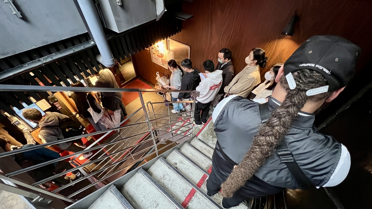 계단에서 내려다본 이치란 본점 대기줄과 식권 구매 대기 모습