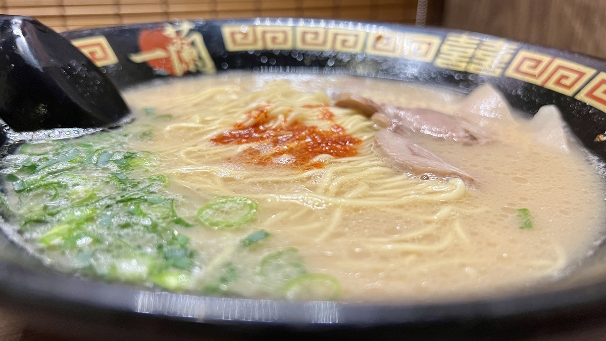 뿌연 돈코츠 국물에 가는 면과 빨간 비전의 소스가 돋보이는 이치란 그릇