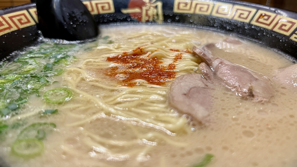 뿌연 국물에 가는 면과 차슈가 잠긴 이치란 라멘 접사