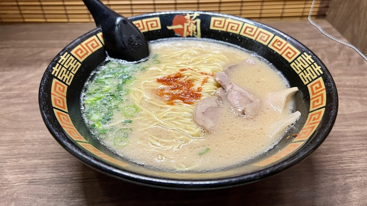 빨간 비전의 소스와 파가 어우러진 이치란 돈코츠 라멘 전경