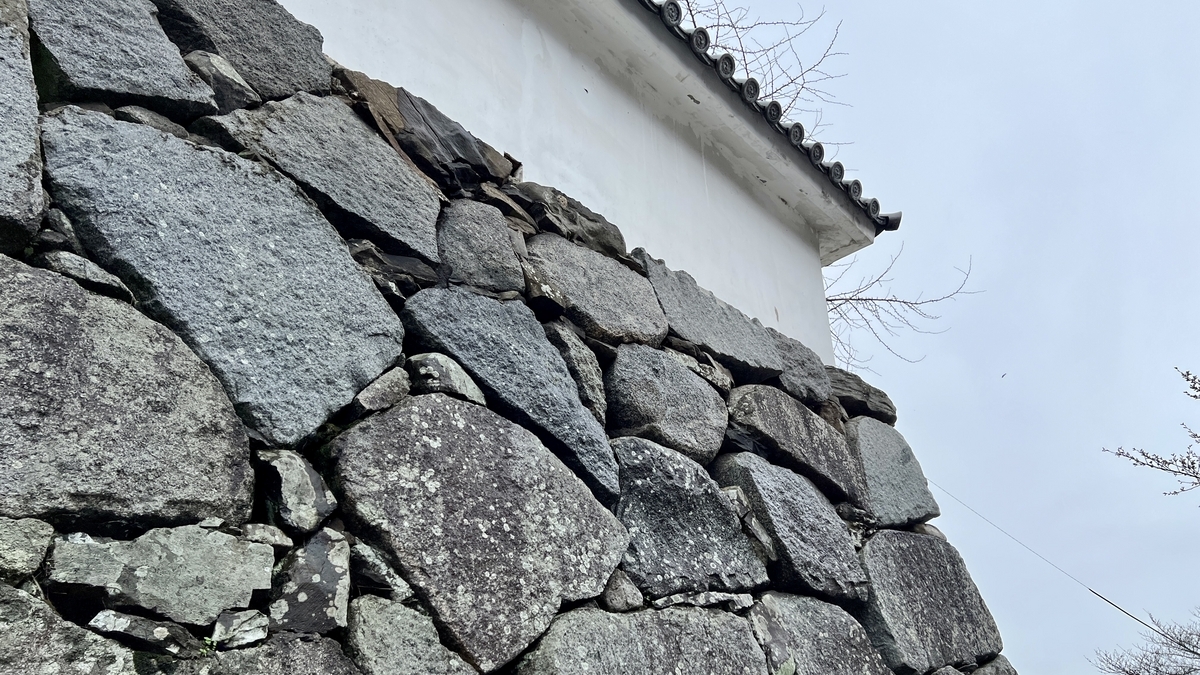 上之橋附近的白牆與瓦頂土牆，由野面積石牆支撐