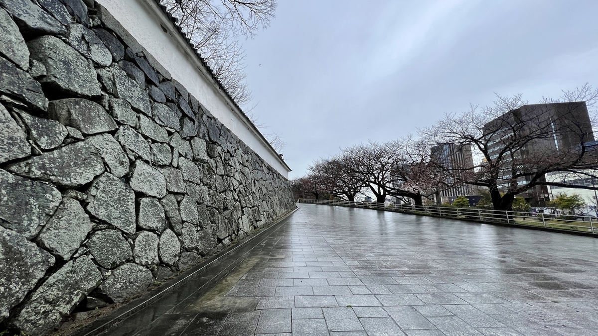 雨後上之橋石牆與白牆相連的石板通道