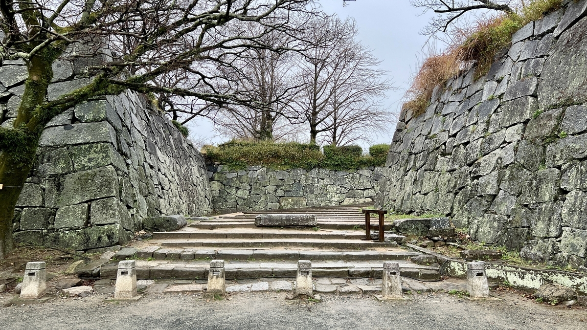 東御門遺址石牆之間枡形入口的石階