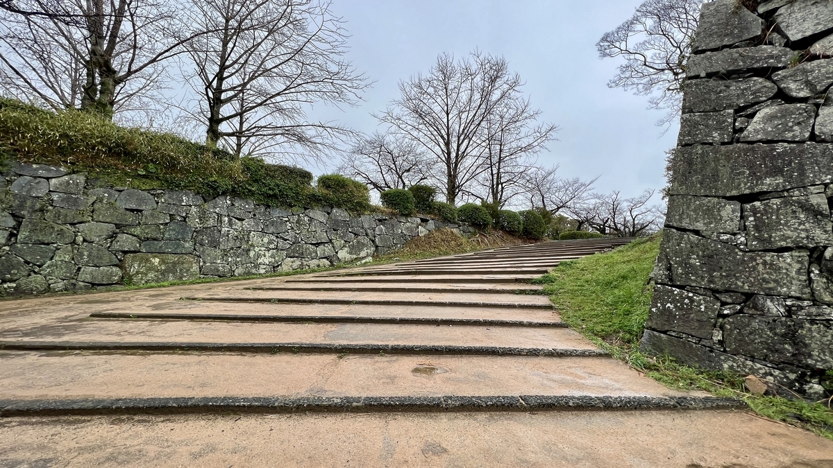 穿過東御門遺址後平緩的石階和兩側的石牆
