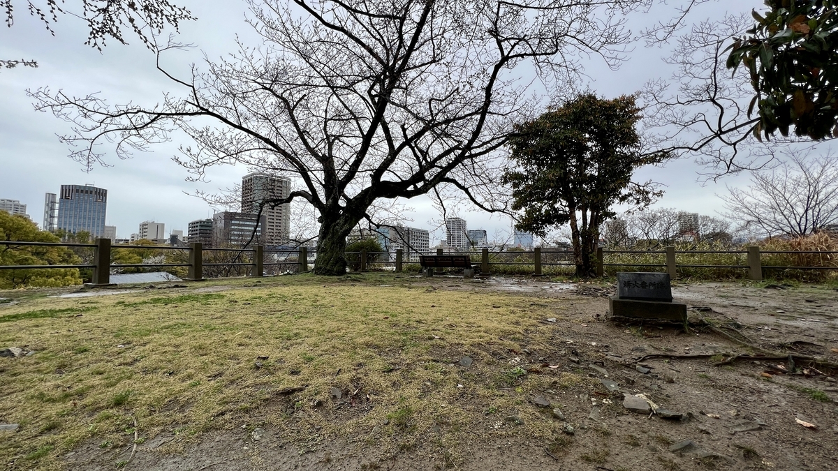 烽火番所遺址石碑和長凳所在的草坪廣場