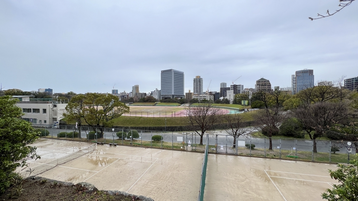 從廣場俯瞰網球場、田徑場和福岡市區高樓群