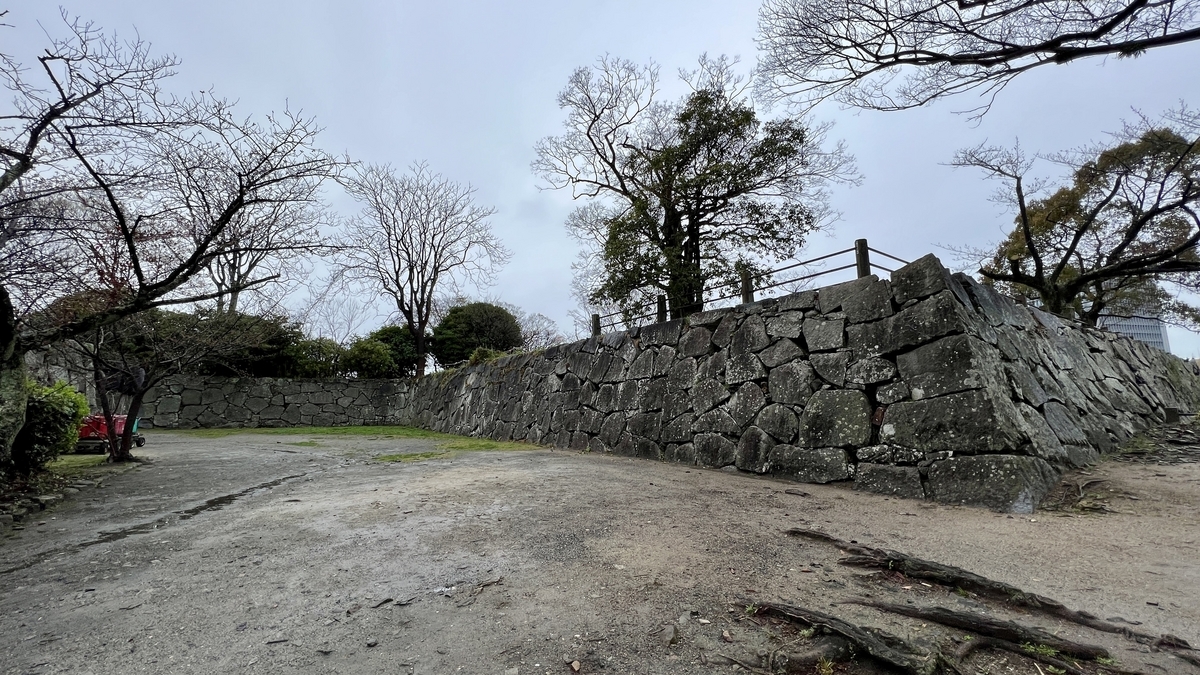 廣場前方扇坂御門遺址的石牆和空護城河遺址的開闊空間