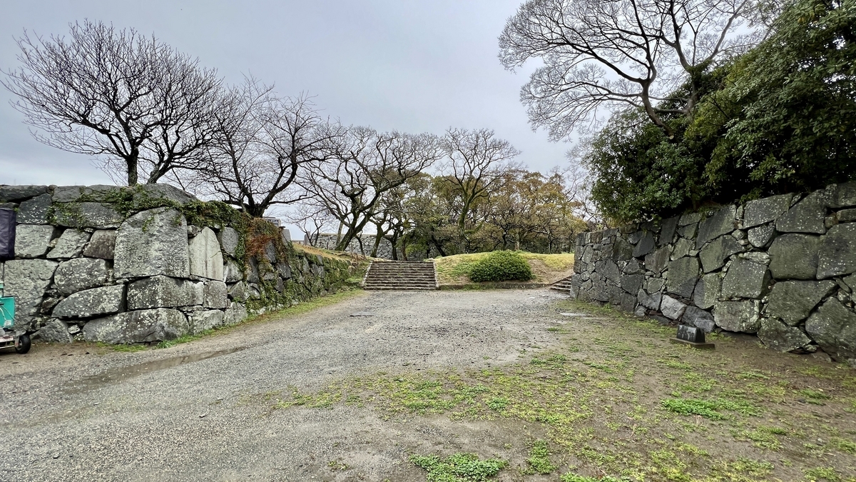 扇坂御門遺址石牆之間的通道和遠處的石階