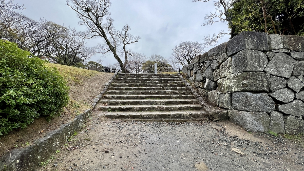 扇坂御門遺址的石階和右側高聳的石牆