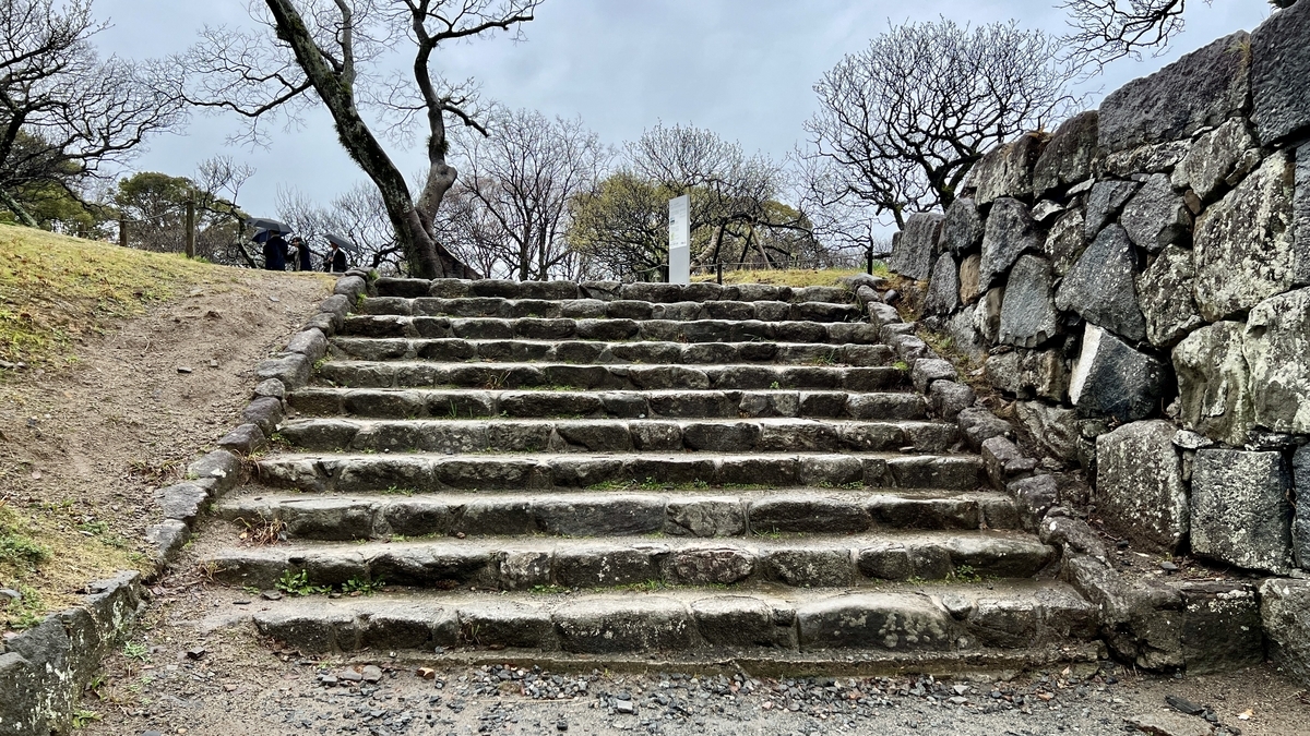仰望扇坂御門遺址石階和右側石牆的角度