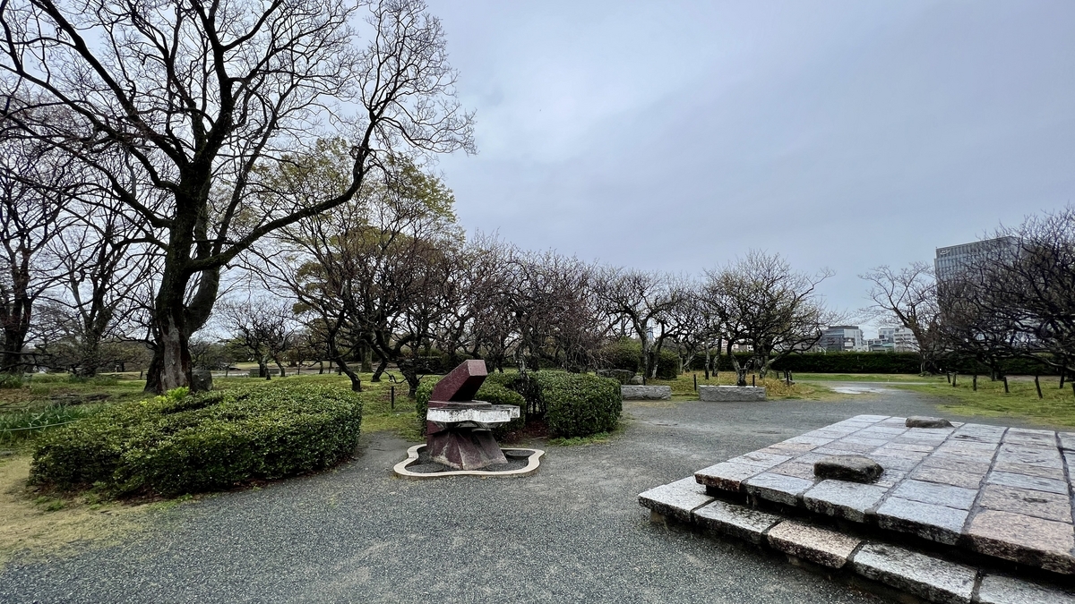 梅園廣場上的石雕和梅樹