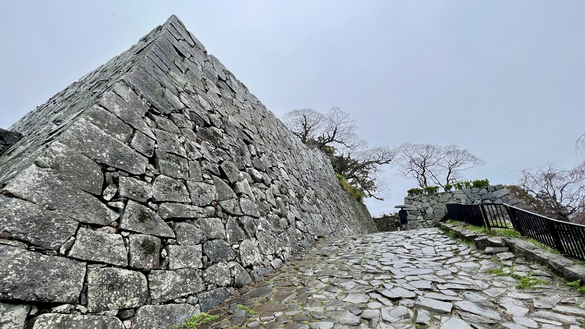 通往天守台入口的石板坡道和高聳堆砌的石牆