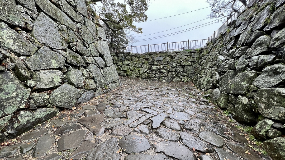 天守台入口能感受到枡形結構的被石牆包圍的石板通道