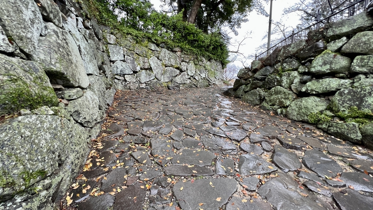 天守台入口枡形結構延續的彎曲石板通道