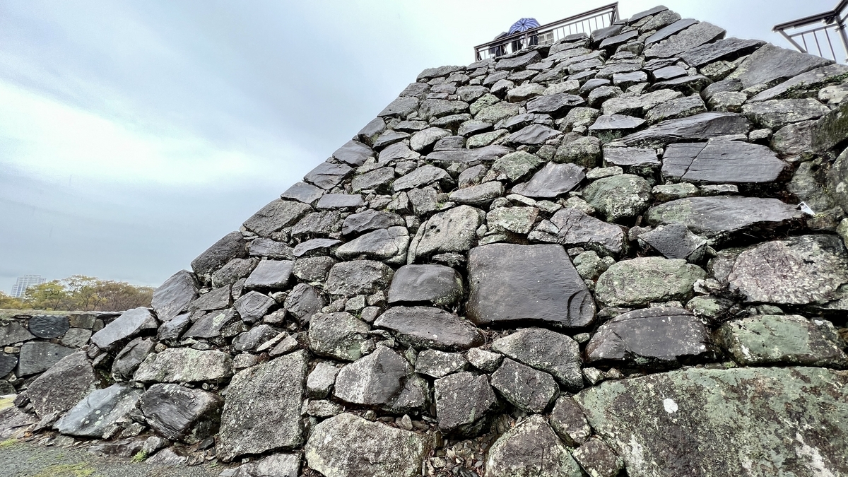 支撐天守台的大石塊堆砌的高聳石牆