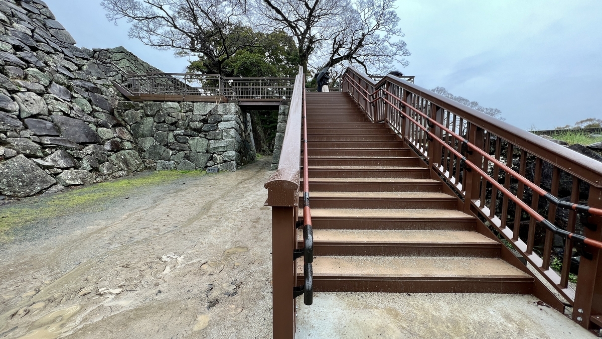 通往天守台觀景台入口的棕色台階和石牆
