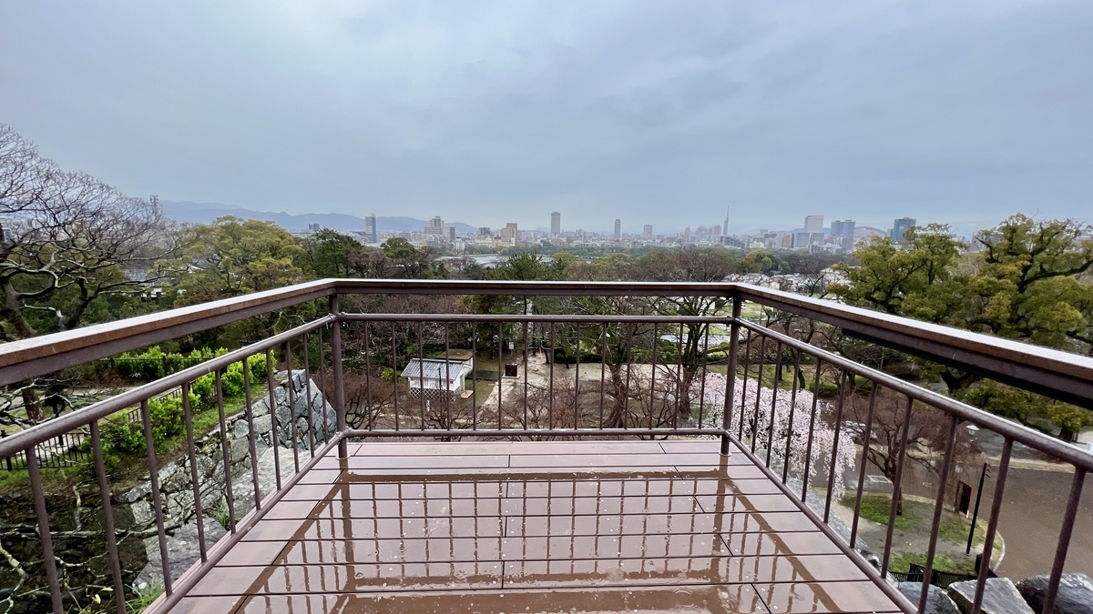 從天守台觀景台俯瞰的櫻花林蔭道和福岡市區景色