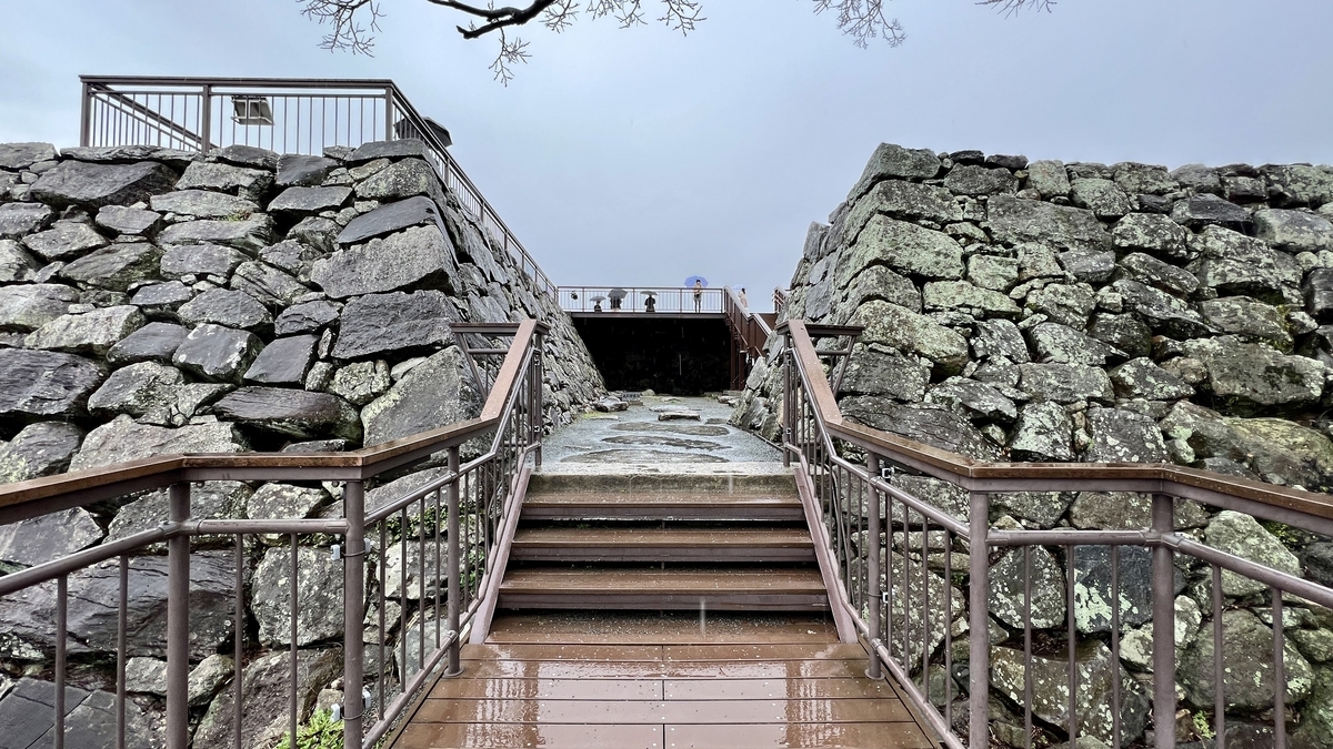 石牆之間通往天守台觀景台的階梯通道