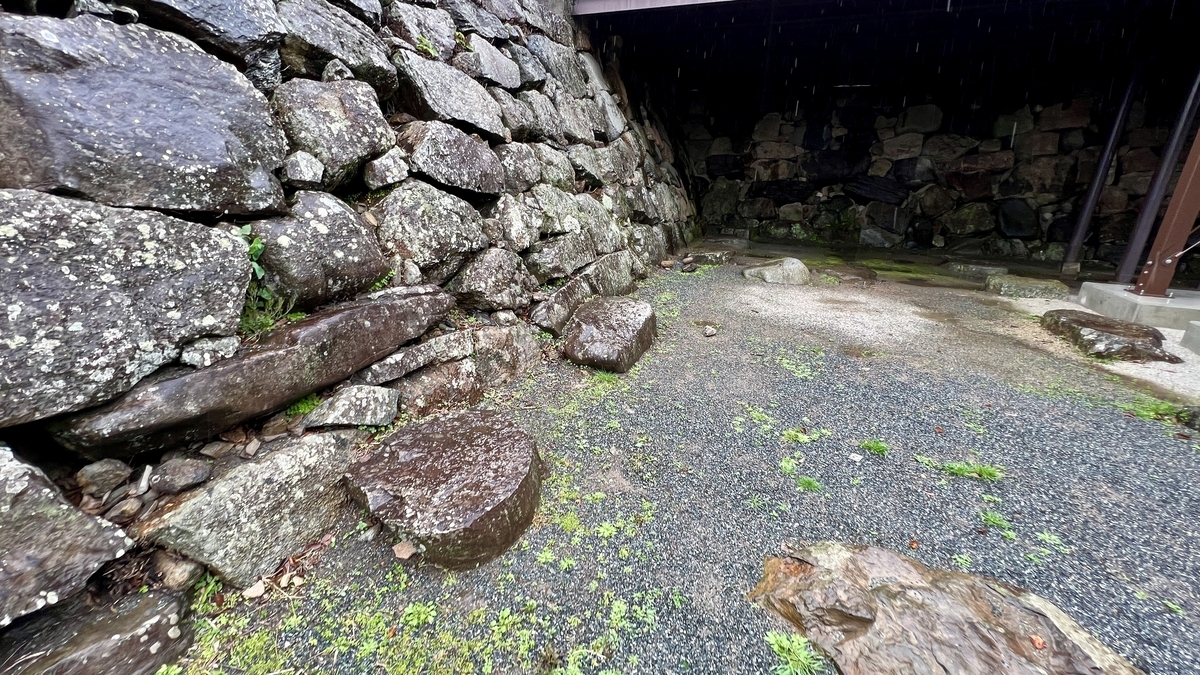 大天守台遺址石牆下寬闊空間中殘留的礎石