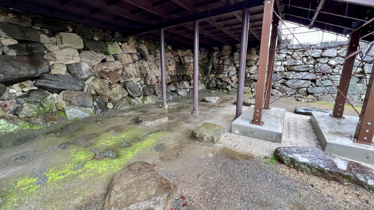 大天守台遺址的礎石和支撐觀景台柱子的石牆下方