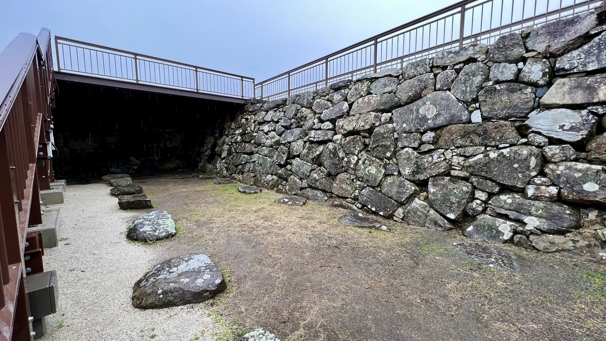 大天守台遺址石牆旁排列的礎石廣場