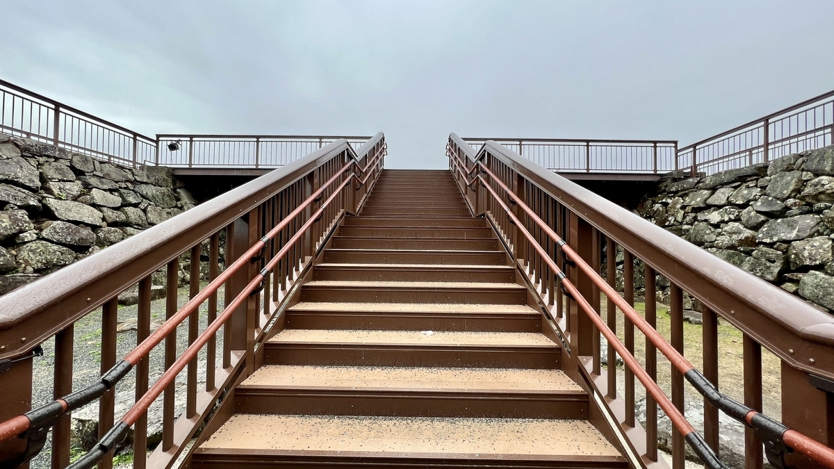 通往大天守台觀景台的正面階梯和扶手