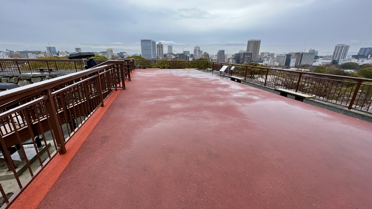 大天守台觀景台寬闊的紅色地面和福岡市區景觀