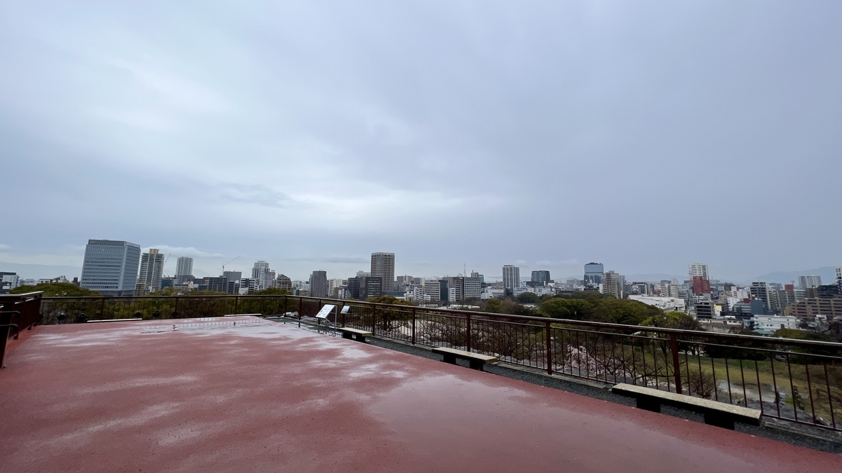 透過大天守台觀景台紅色地面眺望的福岡市區遠景