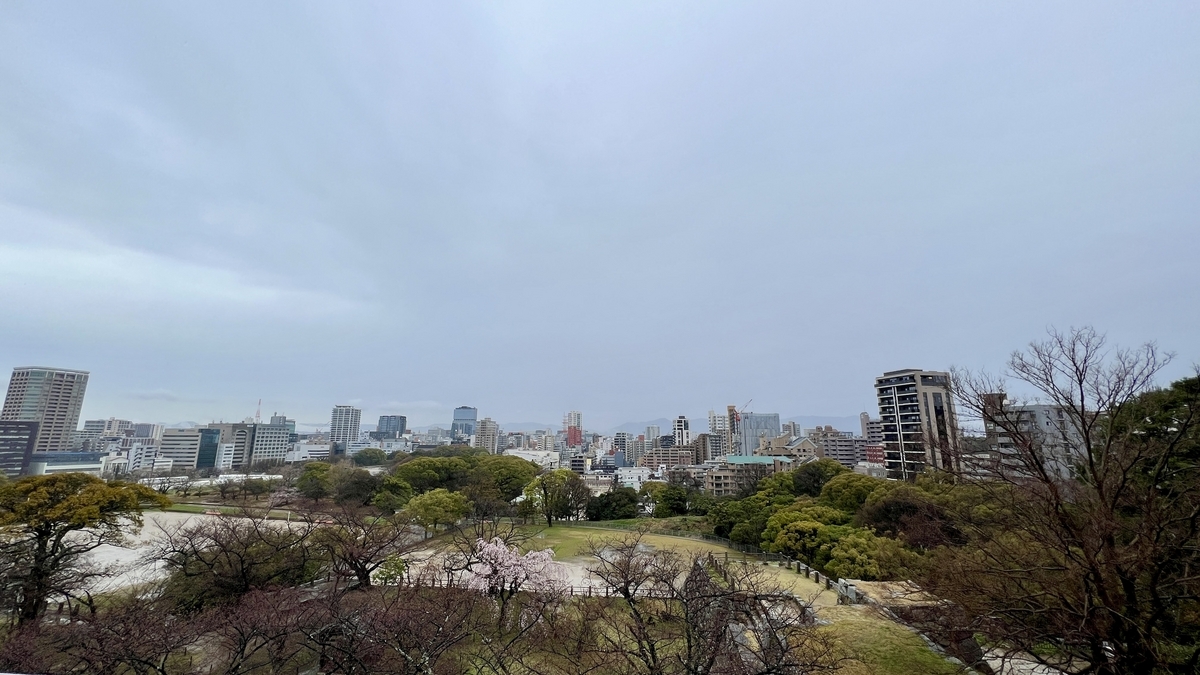 從大天守台觀景台眺望舞鶴公園綠地和福岡市區高樓群