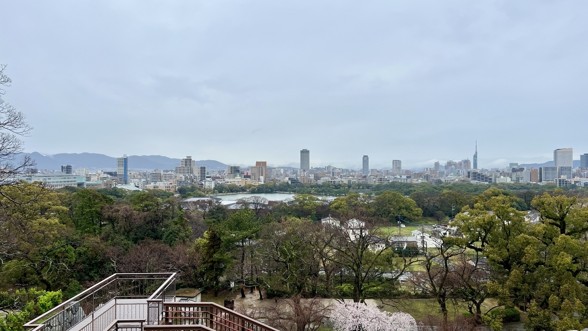 從大天守台觀景台眺望舞鶴公園森林和包括福岡塔的市區