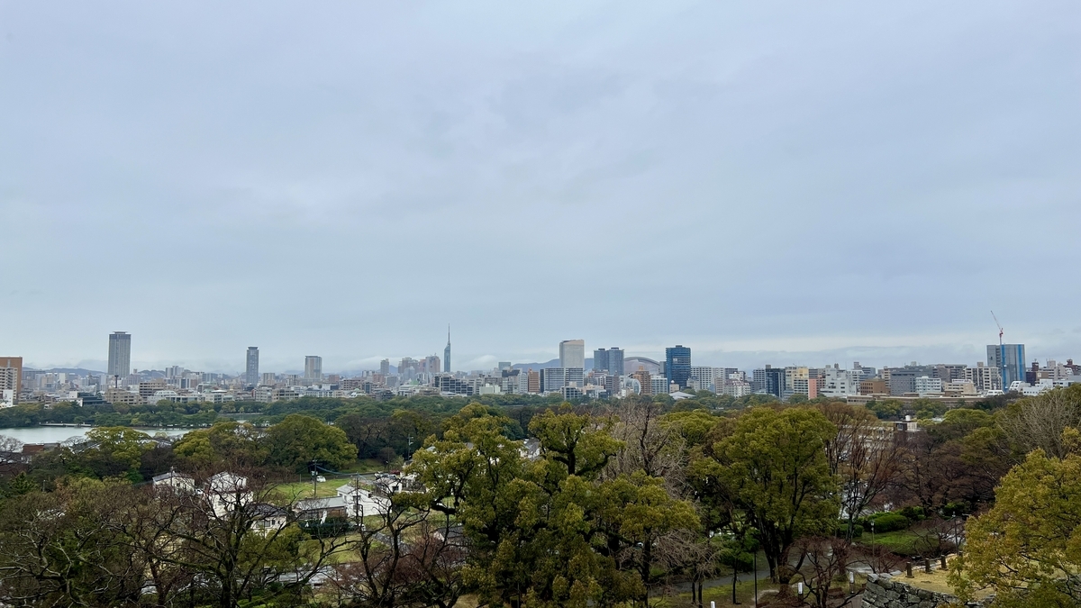 從大天守台觀景台可見舞鶴公園林海和福岡市中心高層建築群