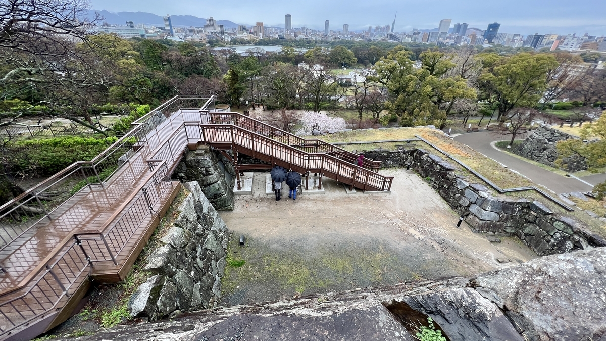 從大天守台觀景台俯瞰的階梯平台、石牆和櫻花林蔭道