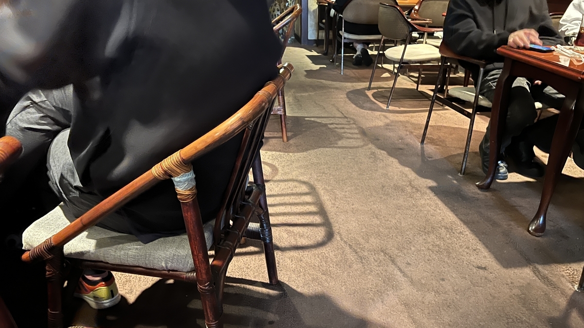 패브릭 의자와 나무 테이블이 배치된 차분한 킷사텐 내부