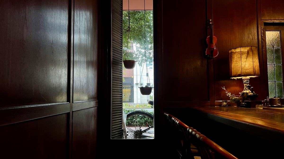 창가의 행잉 플랜트와 바이올린 장식이 있는 나무 카운터석