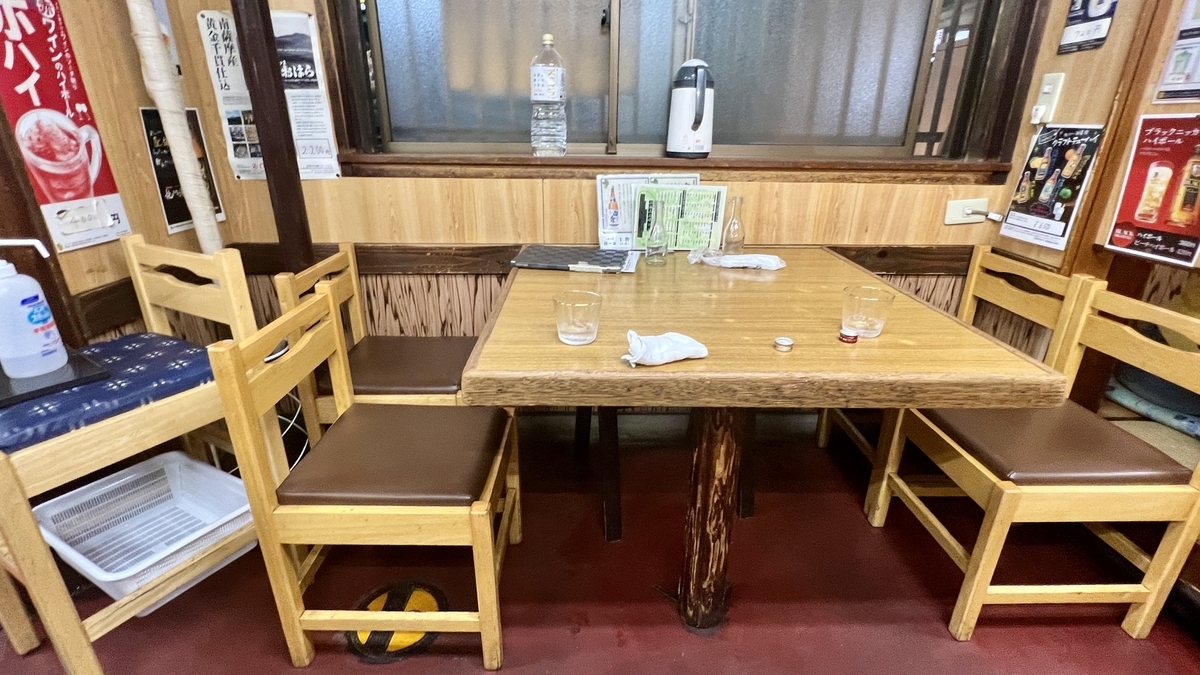 Area de mesas relajada con mesas de madera y cuatro sillas