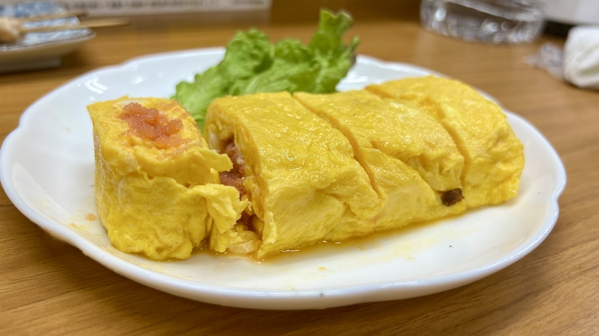 Primer plano de tamagoyaki suave mostrando la seccion transversal de mentaiko