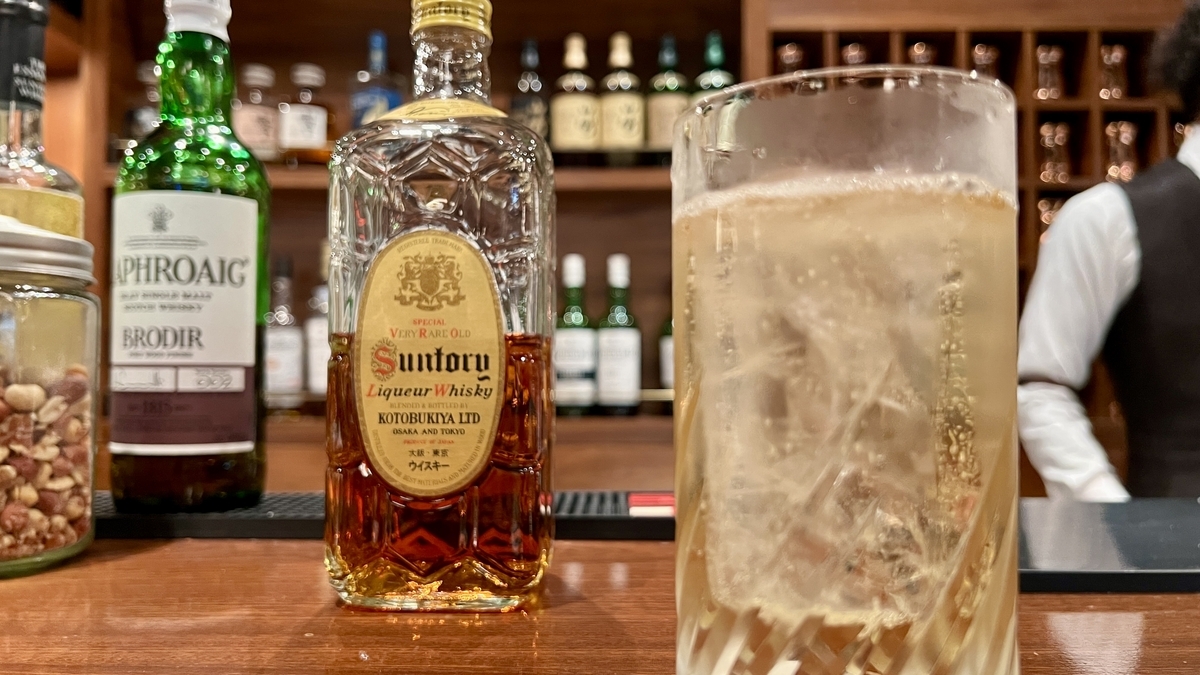 氷が入ったハイボールのグラスとサントリーオールドが並ぶカウンター