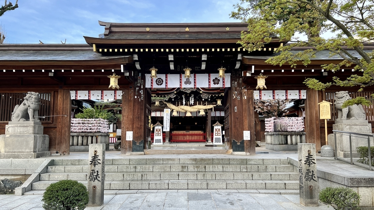 櫛田神社の拝殿正面と狛犬が並ぶ石段前の眺め